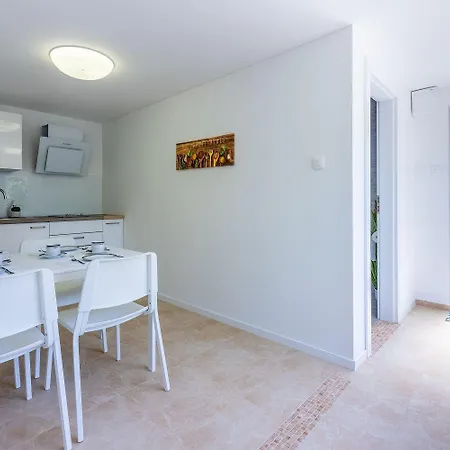 Malerisches Direkt Am Mit Lounge-bett, Privatparkplatz, Klima, Wifi Dramalj