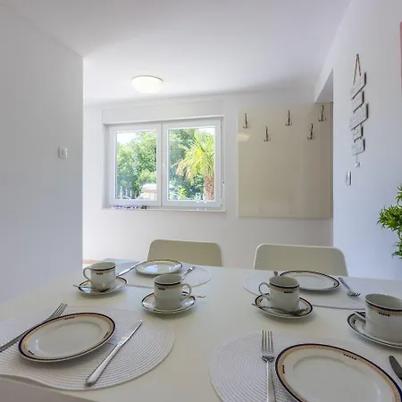 Appartement Malerisches Direkt Am Mit Lounge-bett, Privatparkplatz, Klima, Wifi Dramalj
